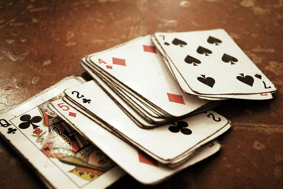 baraja, jugando, cartas, marrón, madera, mesa, arriba, jugando a las cartas, mesa de madera, juego