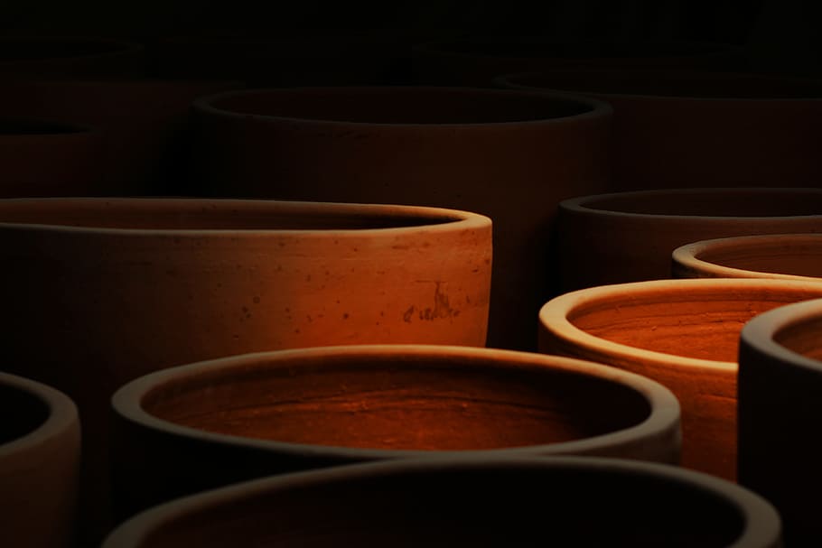 focus photo, brown, clay pots, pottery, container, clay, in a row, food and drink, indoors, cup