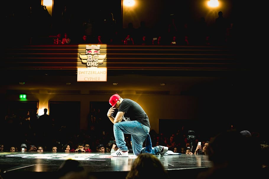 hombre, vistiendo, negro, camiseta, rojo, gorra, azul, jeans, posando, escenario