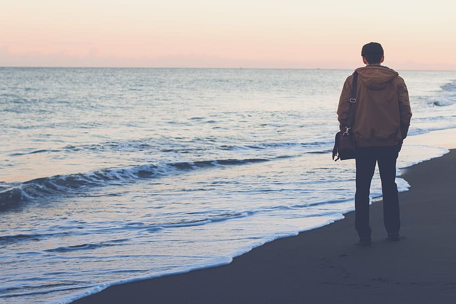 hombre, de pie, orilla del mar, mirando, olas, marrón, sudadera con capucha, chico, personas, bolsa