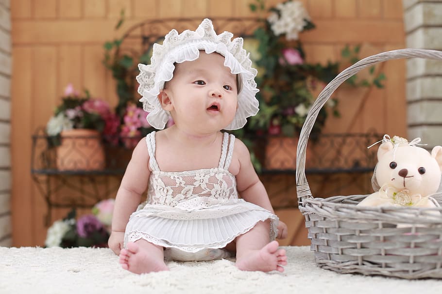 bayi, putih, gaun, ikat kepala, di samping, anyaman, coklat, keranjang, permukaan bulu, bulu
