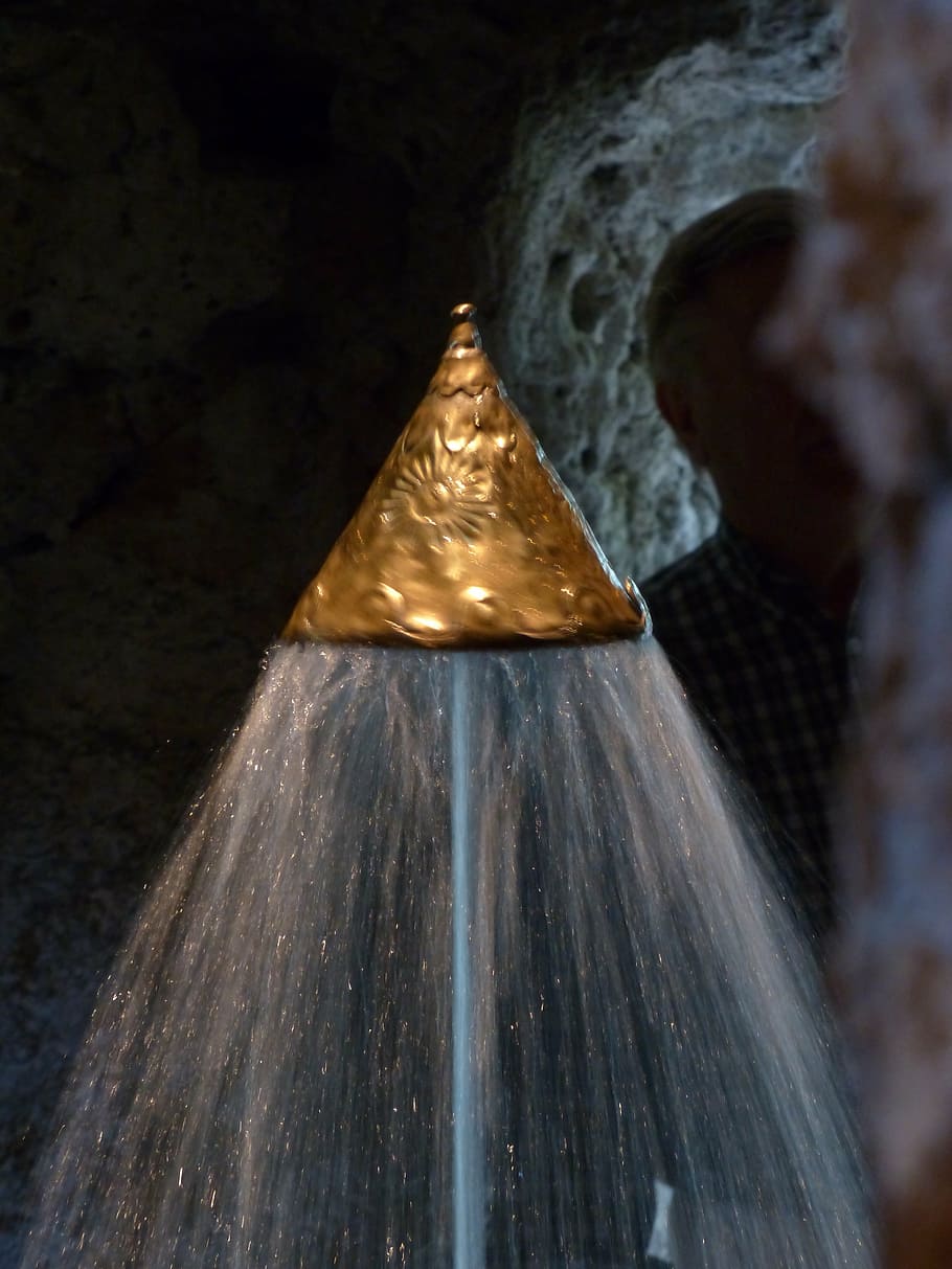 mydasgrotte, crown cave, crown, golden crown, golden, metal crown, water jet, fountain, crown room, schloss hellbrunn