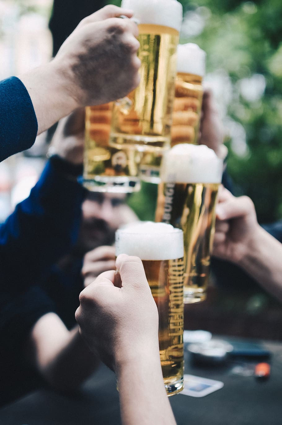 bir, dingin, minuman, tangan, tepuk tangan, pesta, perayaan, bar, tangan manusia, bagian tubuh manusia