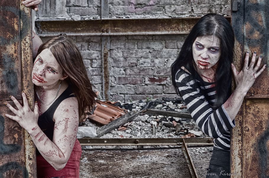 dua, wanita, makeup bertema zombie, zombie, mayat hidup, monster, horor, perempuan, darah, berdarah
