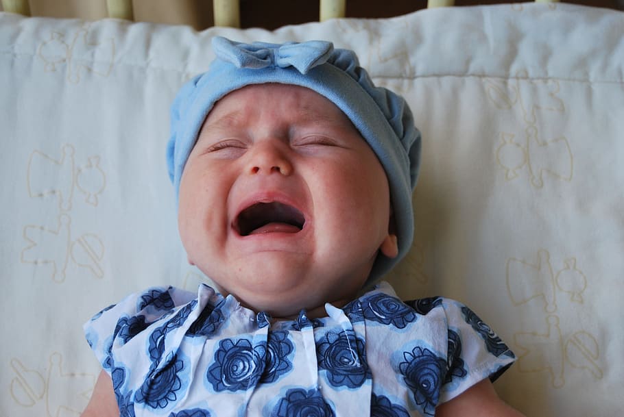 bebé, vistiendo, blanco, azul, floral, top, sombrero, llorando, niño, pequeño