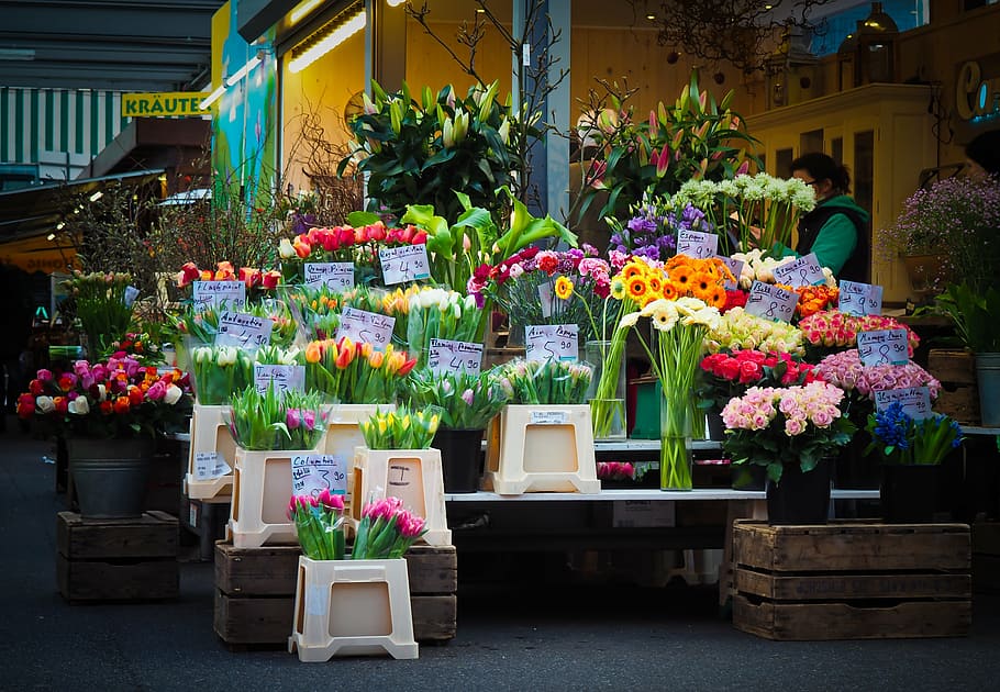 arreglos florales de colores variados, estante, mercado, flores, mercado local de agricultores, flores fue, comercio de flores, puesto en el mercado, flores para la venta, venta