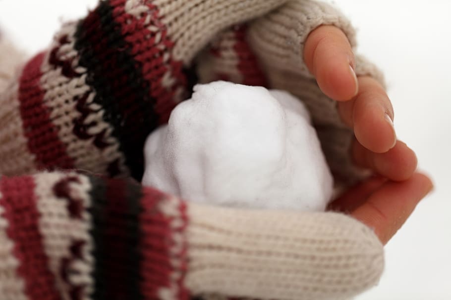 persona con bola de nieve, frío, guante, guantes, mano, manos, tejer, al aire libre, jugar, temporada