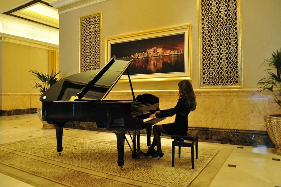 mujer, negro, vestido, tocando, piano, habitación, mujer de negro, vestido negro, emirates palace hotel, abu dhabi