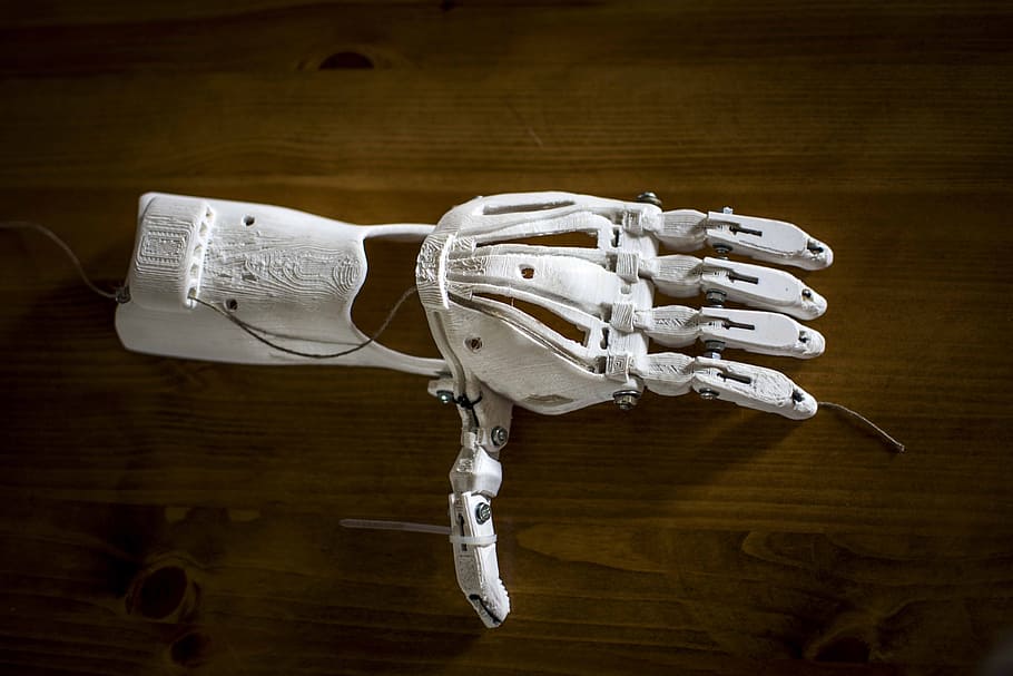 white, prosthetic arm, brown, wood surface, prostetic, proteza, 3d, print, druk, ręka