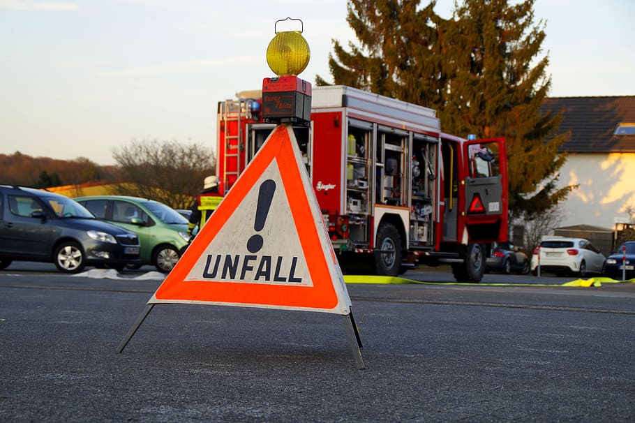señal de tráfico sin caer, Accidente, Fuego, Rescate, Camión de bomberos, uso, timón, luz azul, escudo, triángulo de advertencia