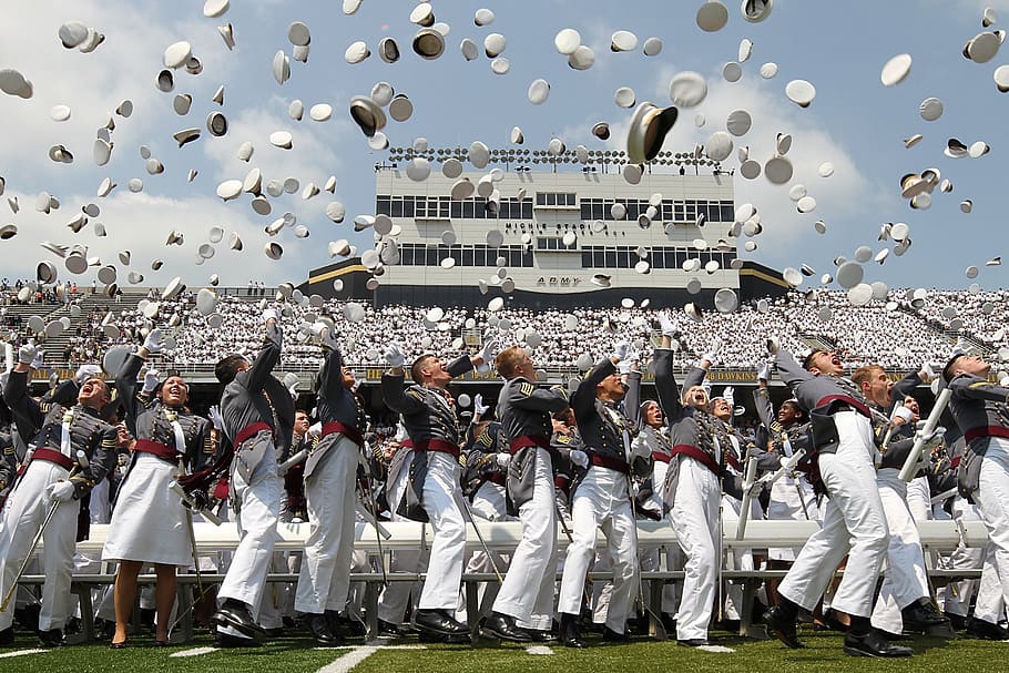 personas lanzando gorras, graduación, militares, oficiales, ejército, soldados, gorras, arrojados, celebración, orgullosos