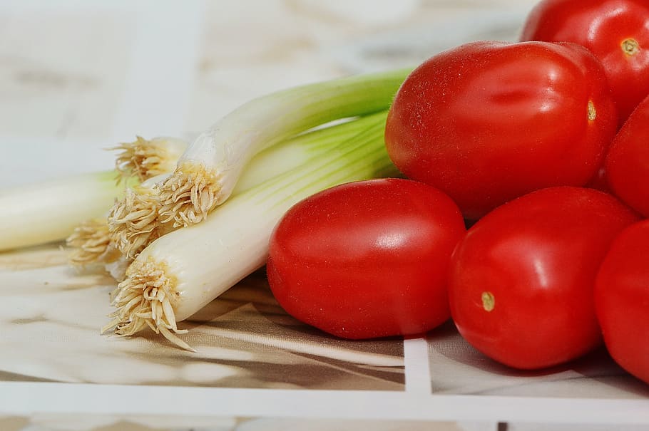 Овощи понижающие. Лук овощ. Картинки помидоры лук. Фотография помидоры и лук. Луковые овощи допускающиеся к использованию для приготовления пищи.