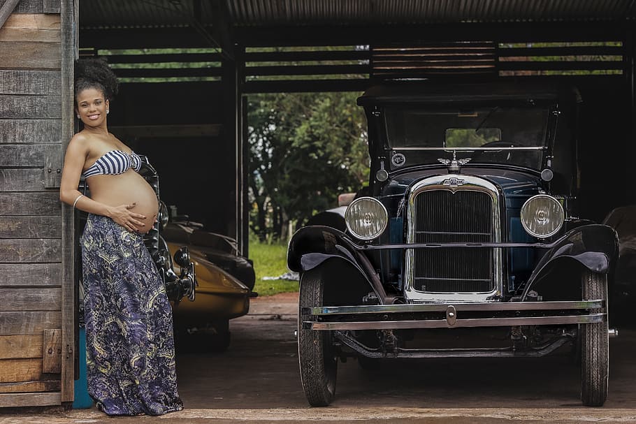 wanita, hamil, memegang, perut, tanah, mobil, kendaraan, transportasi, vintage, tua