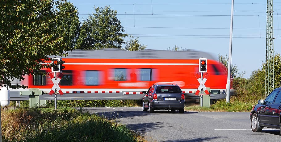 黒, suv, 通過, 列車, 踏切, 障壁, 赤信号, 待つ, 速度, ドイツ鉄道