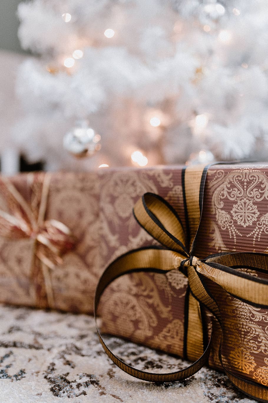 regalo de navidad, navidad, presente, cinta, arco, cinta dorada, espacio de la copia, alfombra, elegante, envuelto