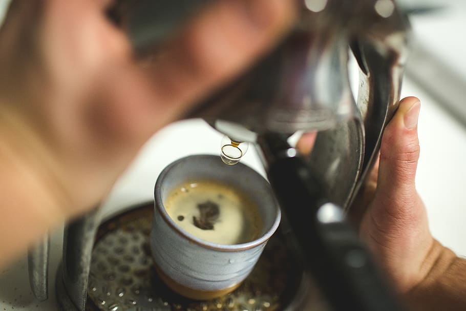 café, quente, bebida, expresso, xícara, máquina, uma pessoa, adulto, mão humana, close-up