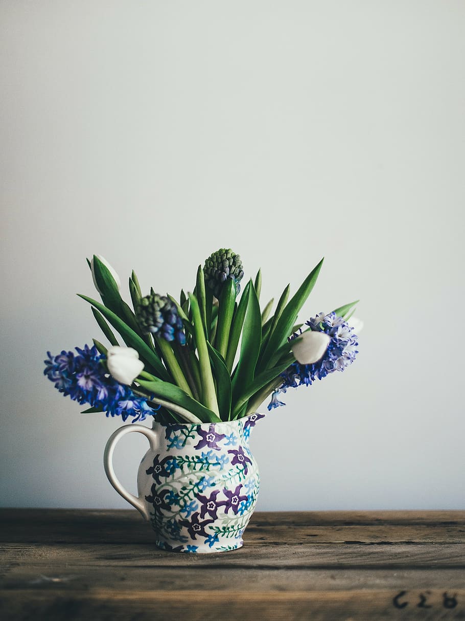 Azul, jacintos, blanco, tulipanes, florero, marrón, madera, superficie, flor, lavanda