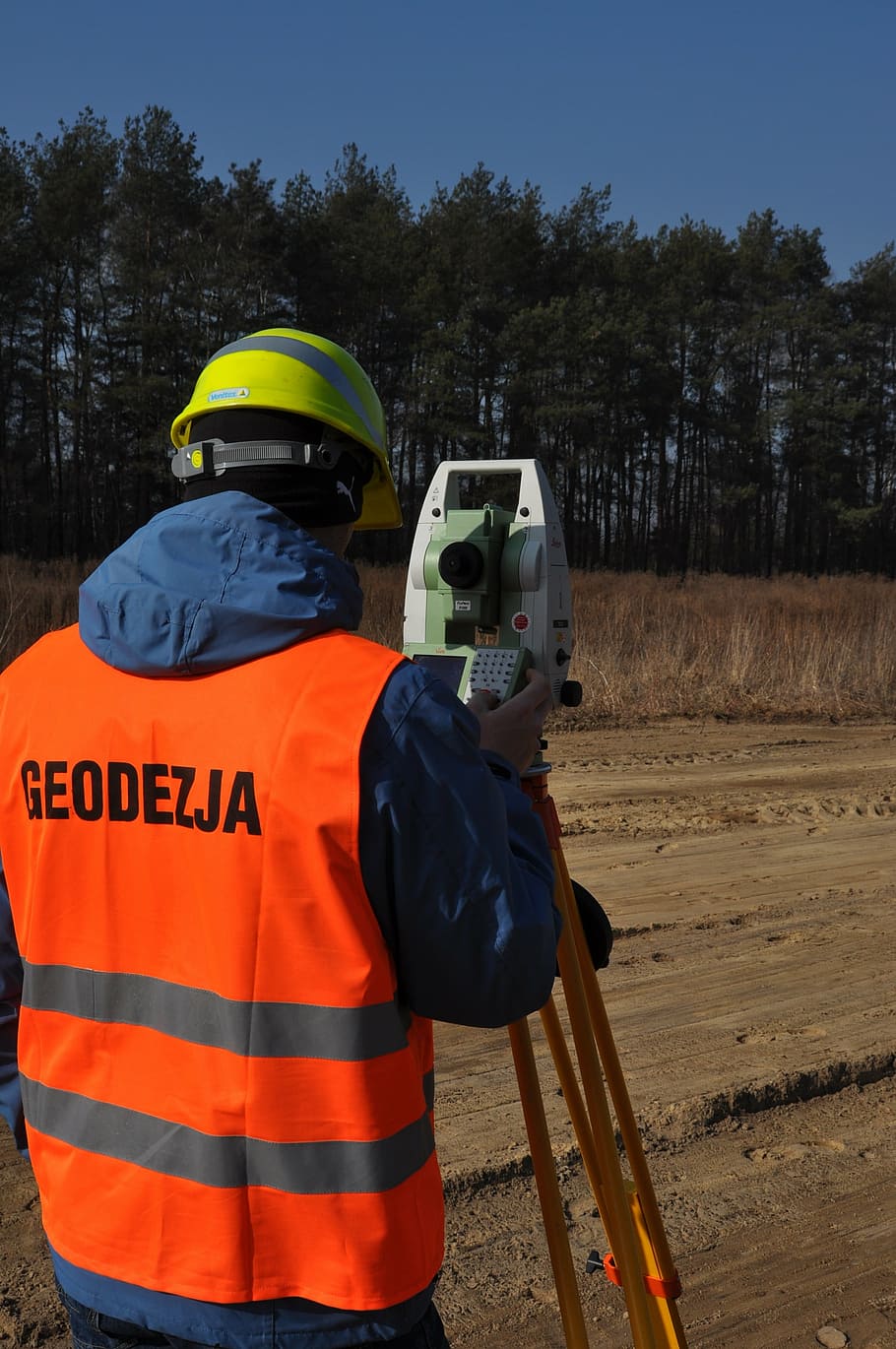 man, front, white, green, theodolite, surveyor, geodesy, total station, rear view, occupation