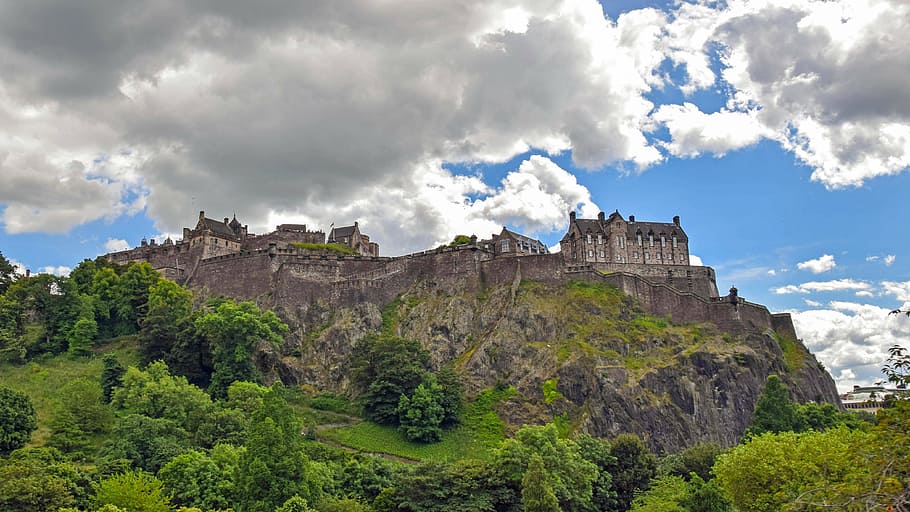 fotografi sudut rendah, abu-abu, strucutre, skotlandia, england, edinburgh, kastil, benteng, historis, tempat menarik