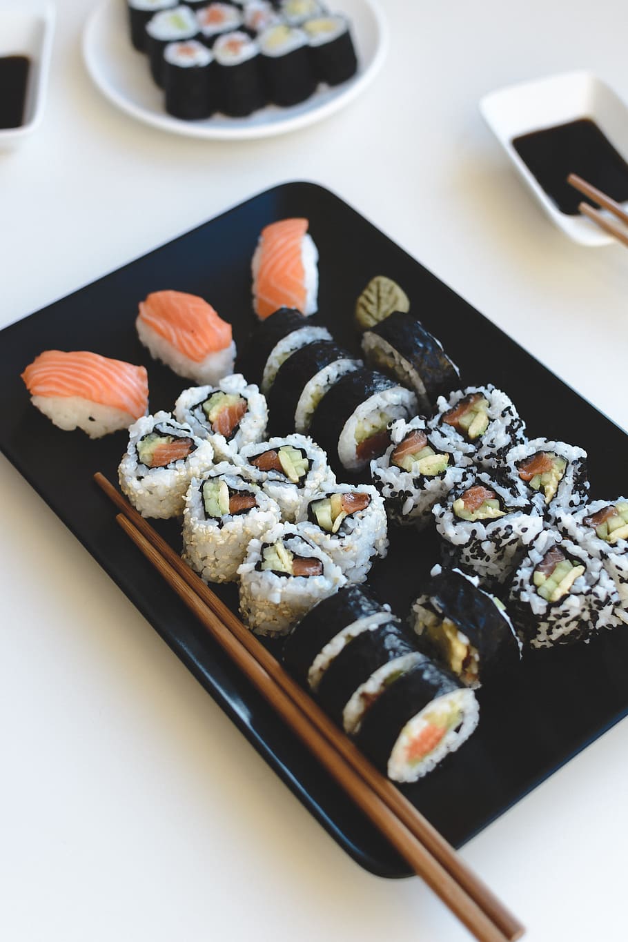 plato de sushi casero, hecho en casa, sushi, plato, comida, mariscos, Japón, maki sushi, palillos, gourmet