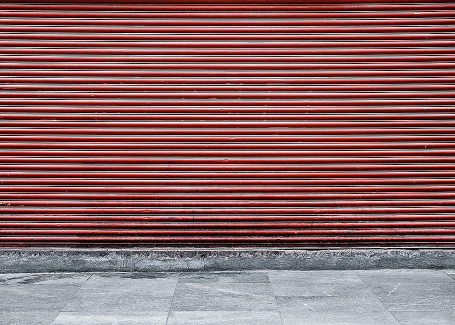 Красный, дверь стального ставня, магазин, закрыто, день, улица, пешеход, за пределами, тротуар, шаблон