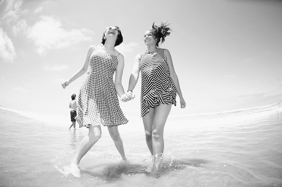 fotografía en escala de grises, dos, mujer, de pie, orilla del mar, amigos, hermanas, playa, negro, blanco