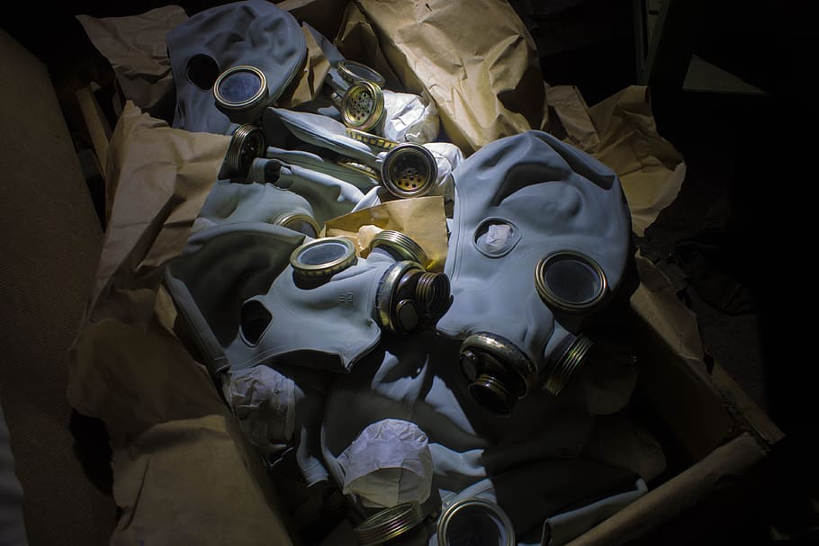 masker gas, gp-5 m, kotak, bunker yang ditinggalkan, tidak ada orang, di dalam ruangan, logam, close-up, topeng, tampilan sudut tinggi