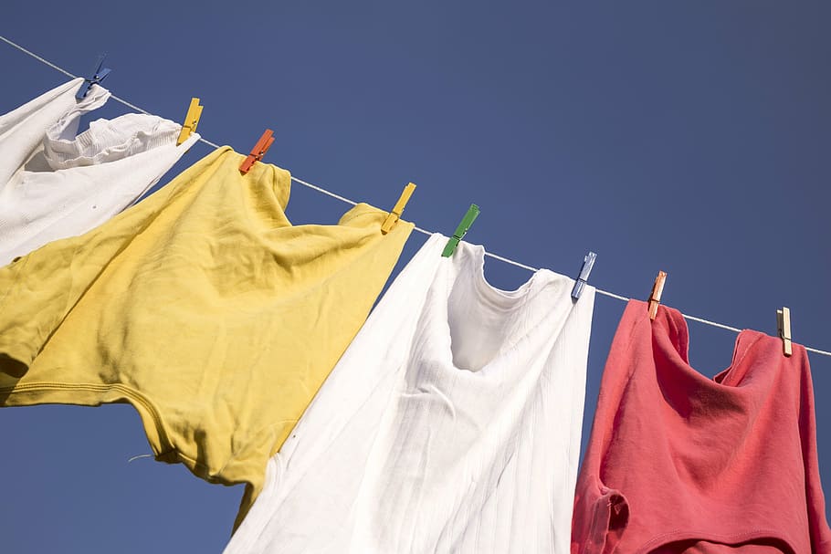 cuatro, ropa, ahorcado, alambre, lavado, cielo azul, lavandería, colgando, tendedero, secado
