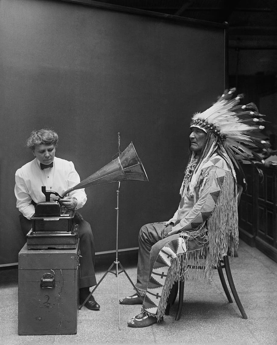foto em escala de cinza, nativo, americana, sentado, frente, gramofone, índios, chefe, chefe indiano, pé preto
