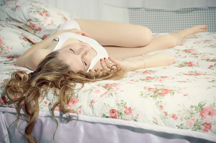 garota deitada na cama, descansando, dorme, sonho, bonitinho, casa, vistas, fechar, cabelos longos, ondulado