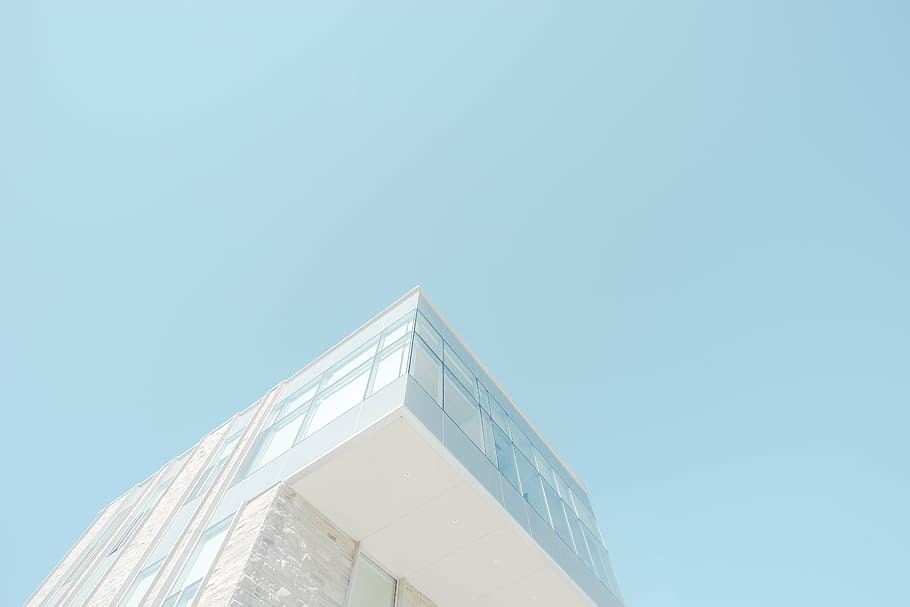 低角度の写真, 白, カーテンガラス張りの建物, 建築, 建物, インフラストラクチャ, 青, 空, 家, デザイン