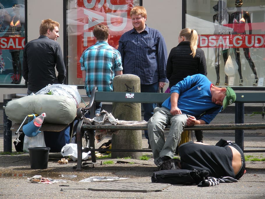mulher, homens, esperando, banco, ao ar livre, Sem abrigo, Alcoolismo, Tristeza, Bêbado, dormindo na rua