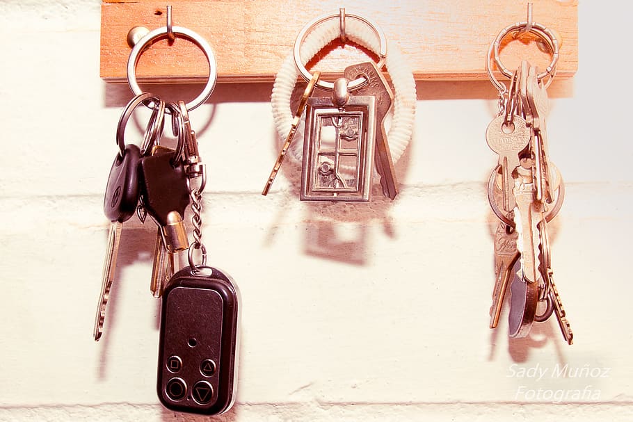열쇠, 자동차, 벽, 사람 없음, 교수형, 실내, 여행, 여행 가방, 미술 및 공예, 대표