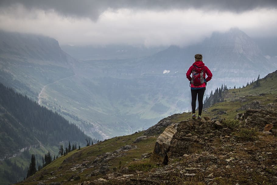 pessoa, vestindo, vermelho, jaqueta, em pé, penhasco da montanha, montanhas, alpinista, vista, olhando