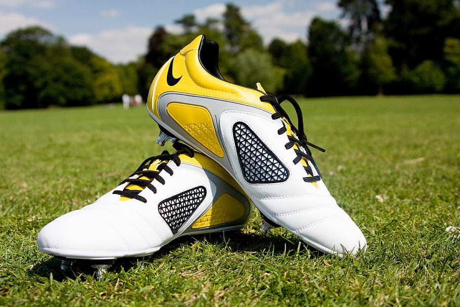 par, tacos de Nike blanco-amarillo-y-negro, fútbol, ​​botas, zapatos, deporte, campo, hierba, parque, equipo