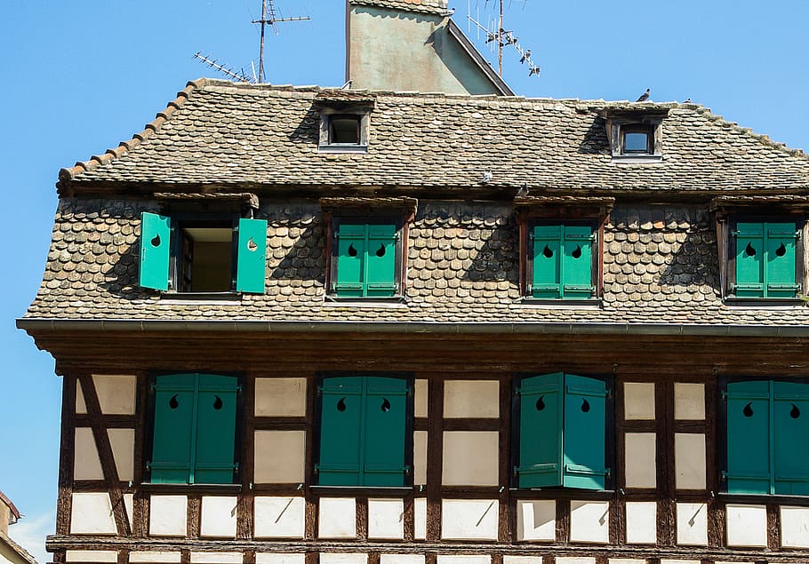 gris, blanco, concreto, casa, durante el día, alsacia, estrasburgo, casa de madera, persianas, casa alsaciana