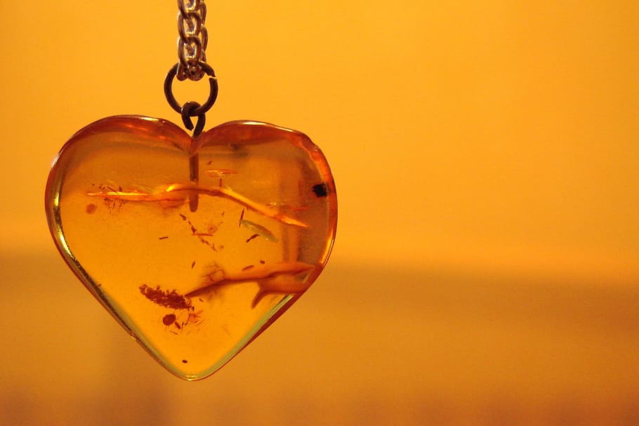 colgante de vidrio en forma de corazón, fósil, corazón, colgante, ámbar, collar, naranja, joyas, fondo de color, lujo