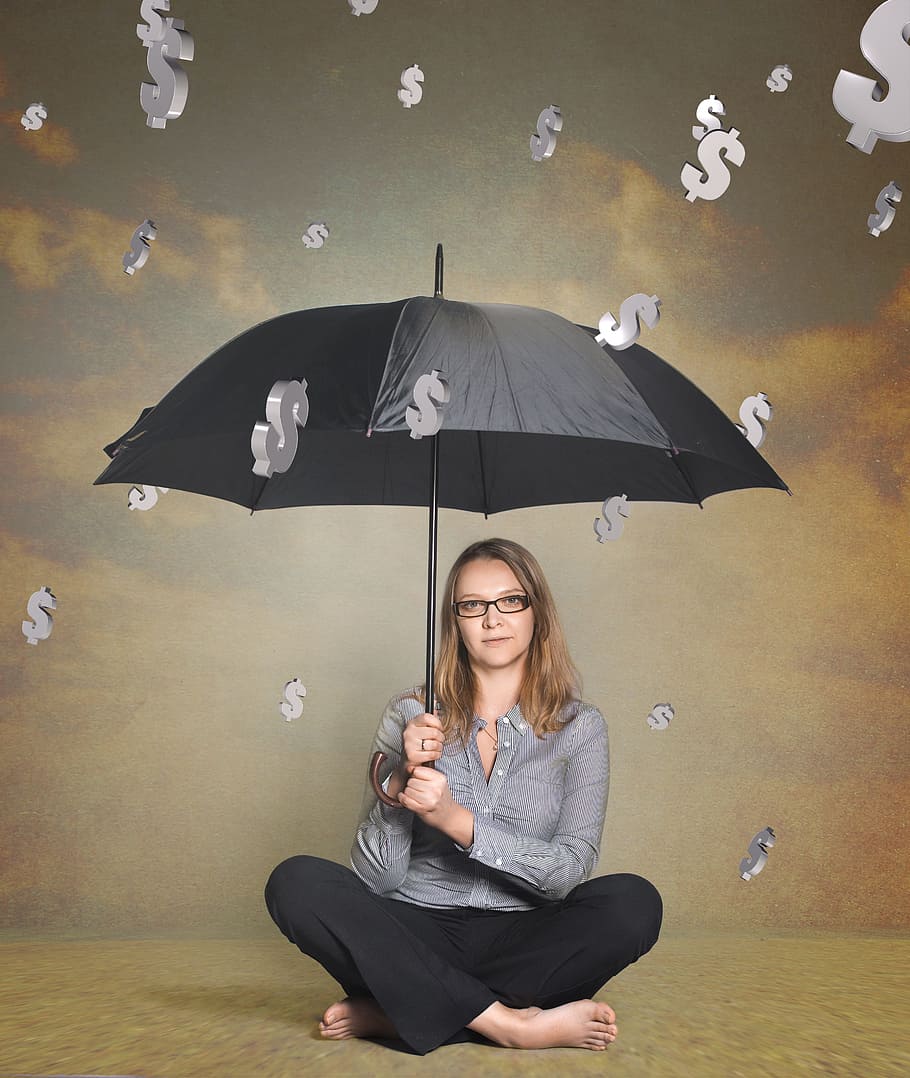 Mujer, vistiendo, gris, manga larga, camisa, negro, pantalones, usando, paraguas, dinero