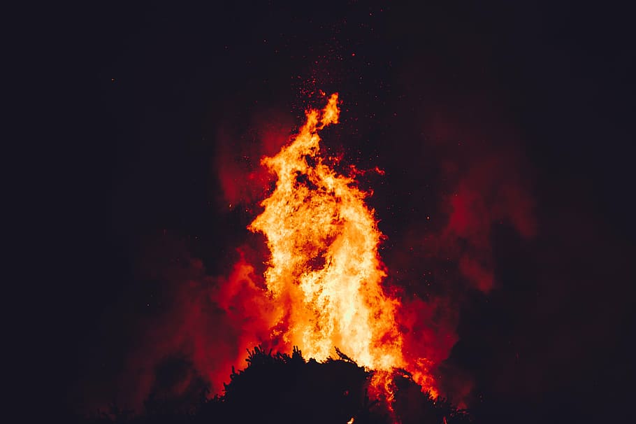 fuego y árboles, fuego, foto, llama, hoguera, fogata, oscuro, noche, calor, ardor