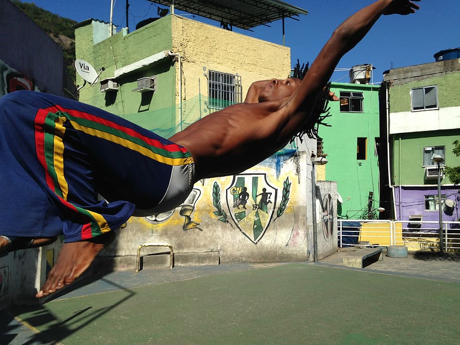 hombre, espalda, flip, baile, capoeira, favela, performance, brasil, personas reales, exterior del edificio