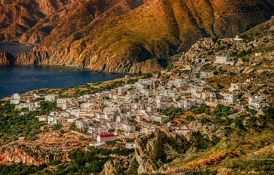 alto, fotografia de ângulo, aldeia, natureza, paisagem, mesochori, ilha de karpathos, grécia, montanhas, água