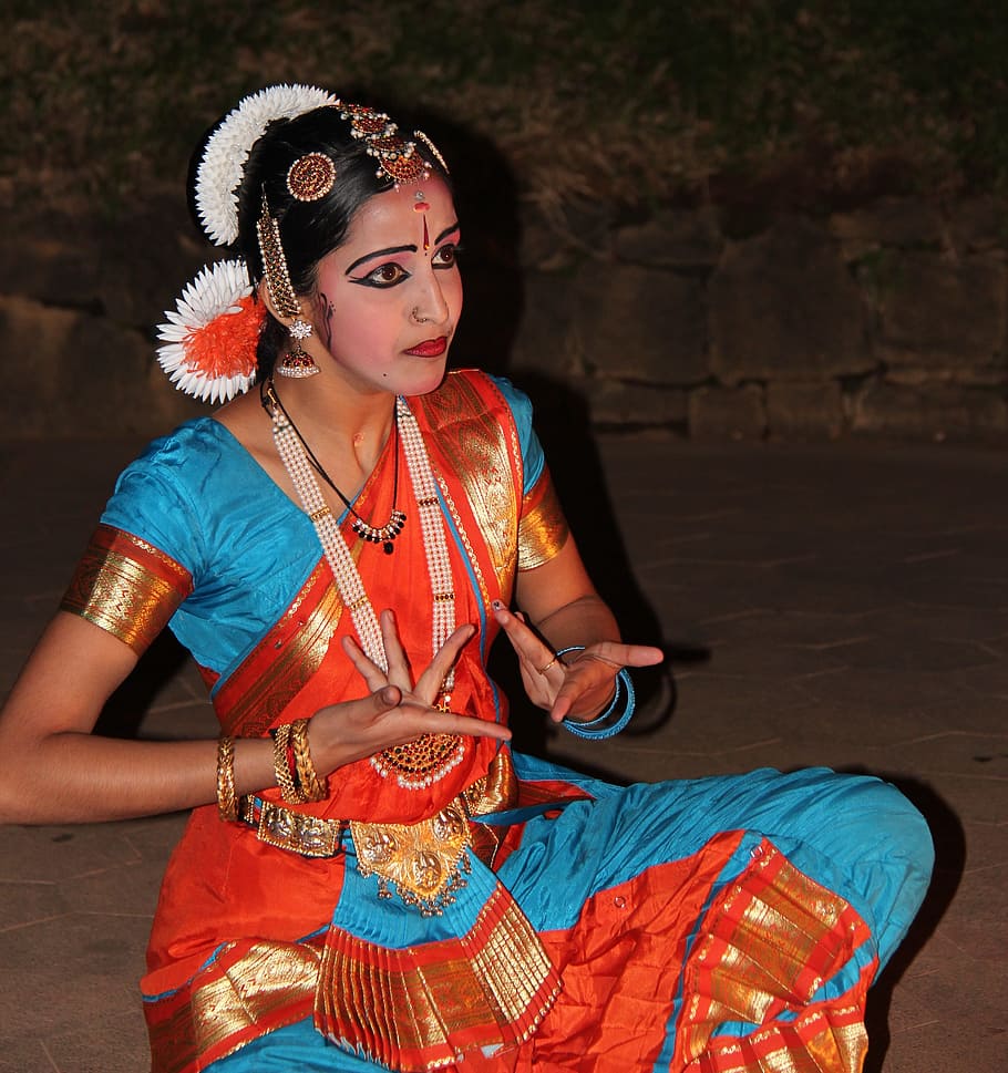 mulher, vestindo, vestido sari, sentado, chão, sari, vestido, dançarina, tradição, vestuário