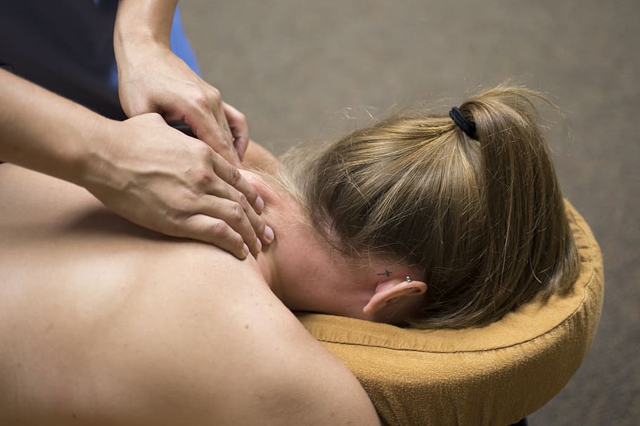 massagem, massoterapeuta, massoterapia, carroçaria, relaxamento, terapia, terapeuta, parte do corpo humano, mão humana, massageando