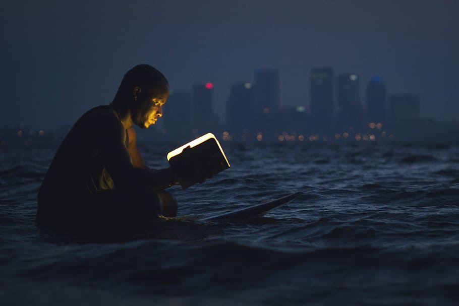 manusia membaca, buku, lautan, malam, manusia, membaca, di malam hari, orang-orang, pantai, pendidikan