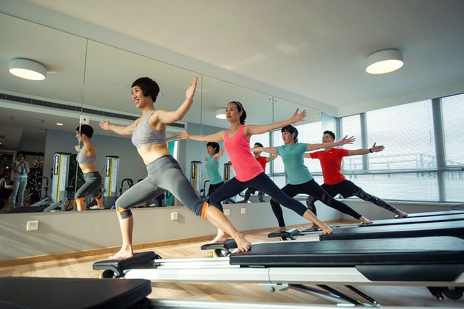 mulheres, exercício, interior, sala, pesos, saúde, feliz, esportes, treinamento, ioga