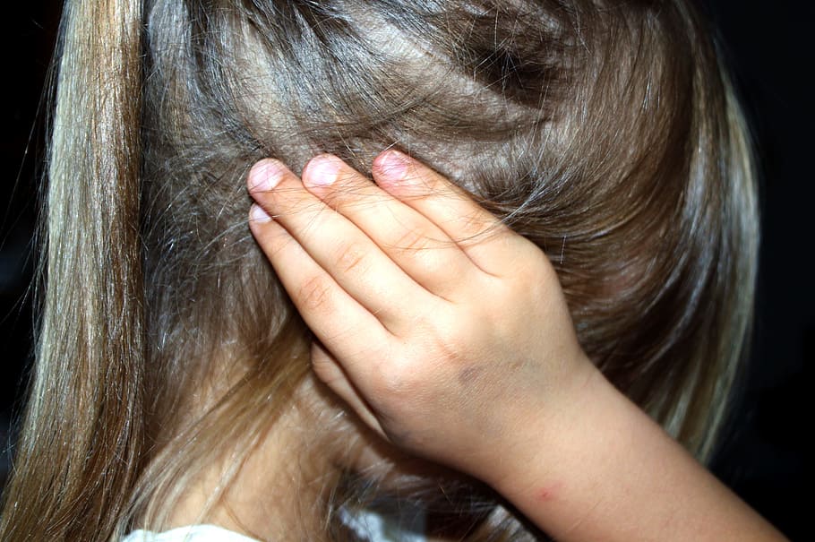 少女の茶色の髪, 子供, 教育, 恐怖, 暴力, 抑圧, 乳母, 手, 指, 虐待