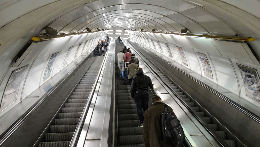Escalera mecánica, metro, escalera, escaleras, praga, pasajeros, personas, urbano, caminar, movimiento borroso