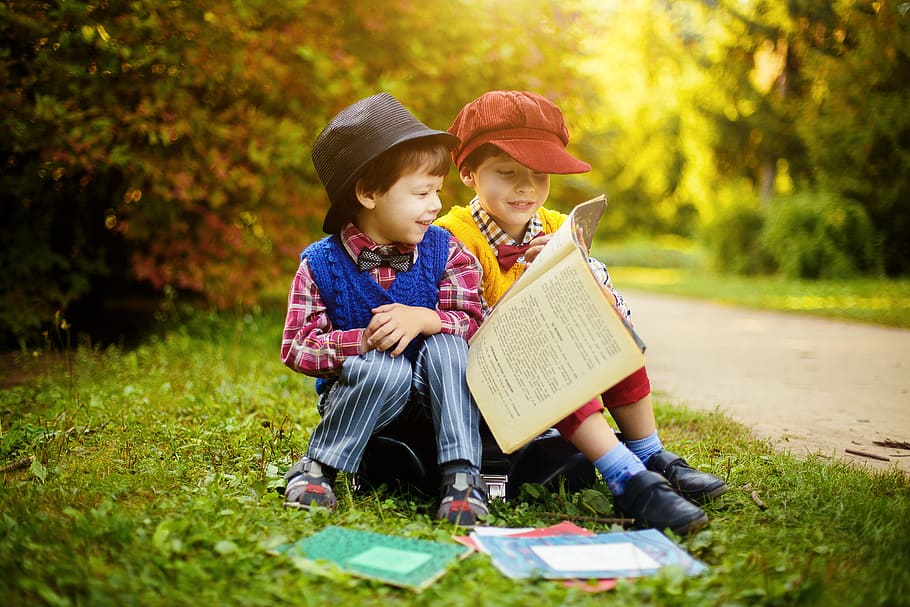 두 아이, 책, 소년, 숲, 공원, 포도 수확, 복고풍의, 숲 사이의 빈터, 아이, 아가