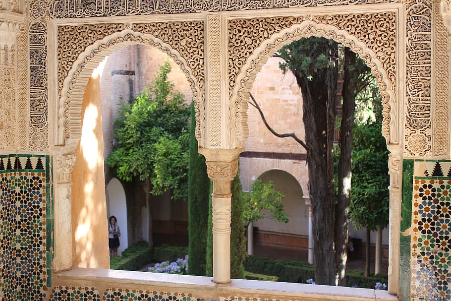 mujer, en pie, árboles, Alhambra, ventana, ver, jardín, edificio, turismo, palacio