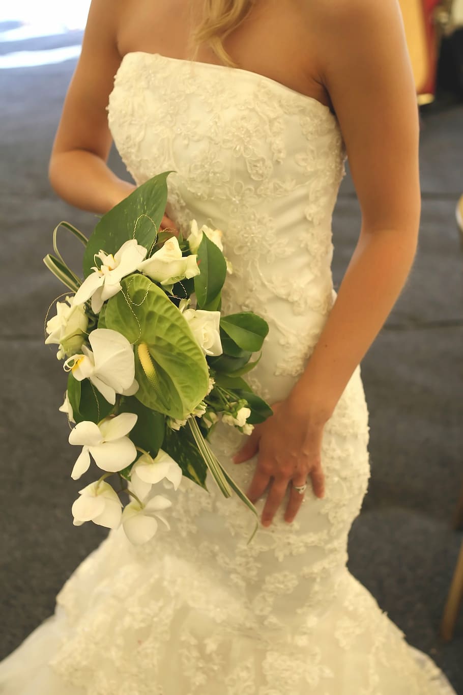 Mujer, vistiendo, blanco, vestido de novia de encaje, celebración, ramo, asunto, aniversario, atractivo, banquete